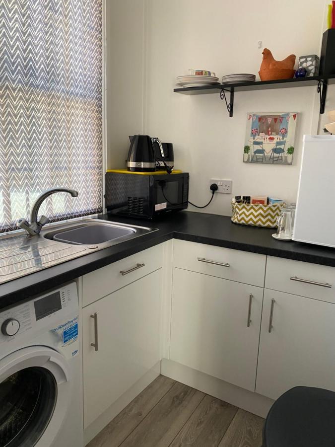 Stunning 2-Bed Apartment Above Schooners Bar Neath Exterior foto